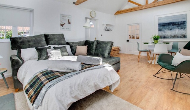 Spring House Studio - One Bedroom House, Sleeps 2