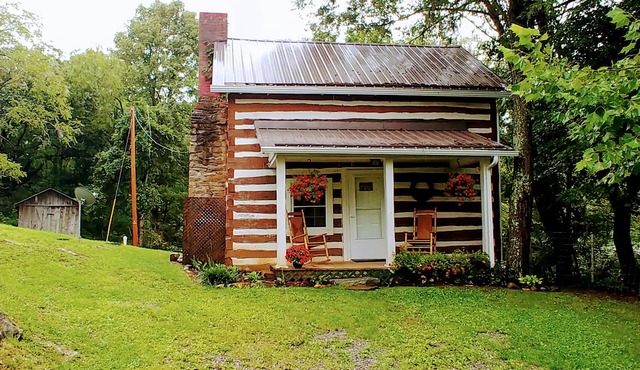 SPRING SALE just 125 per night. A ROMANTIC LOG CABIN, NEAR NEW RIVER TRAIL PARK