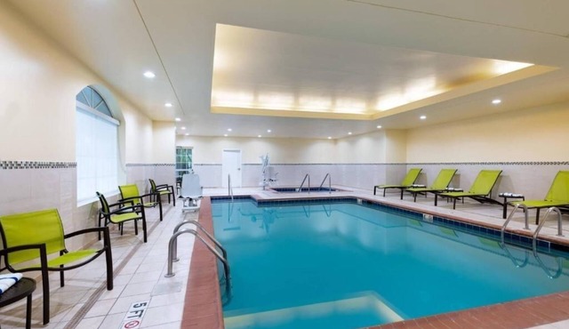 SpringHill Suites | King Suite | Kingsmill, Golden Horseshoe
