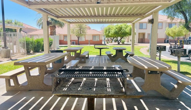 Springs 3 bed/2 bath w/ 2 Car Garage, Sleeps 9