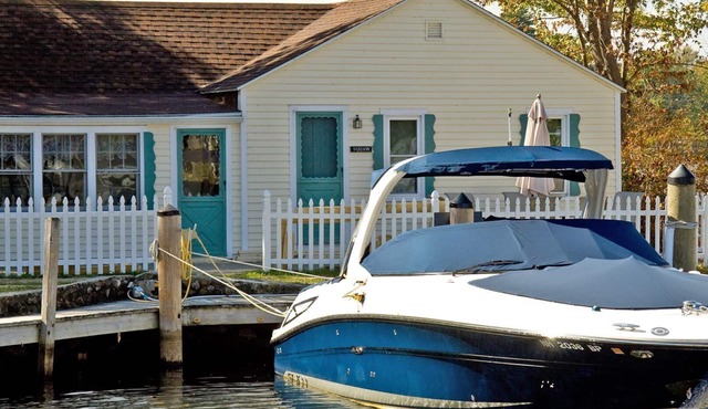 Squaw Lakefront Cottage minutes from Bank of NH Pavilion