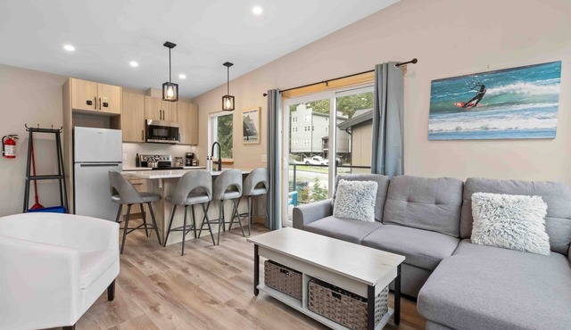 SS#8-Kitesurfer-Spring Cove, Terrace Beach, Sauna!