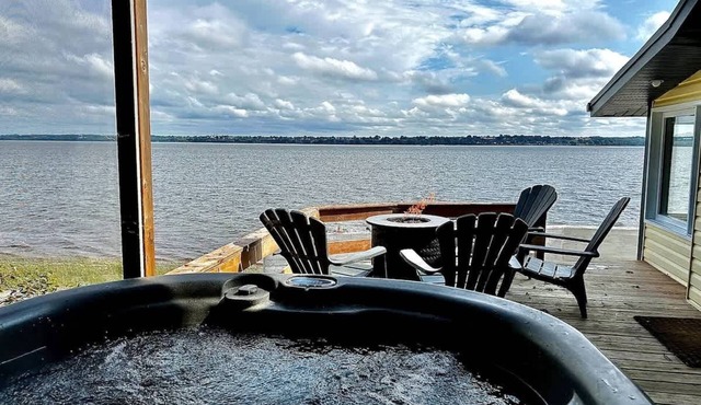 St. Lawrence River, BBQ, Hot Tub & Fire Pit