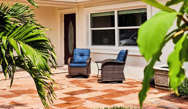 St. Pete Beach 1 blk l 3 King beds l Sleeps 12