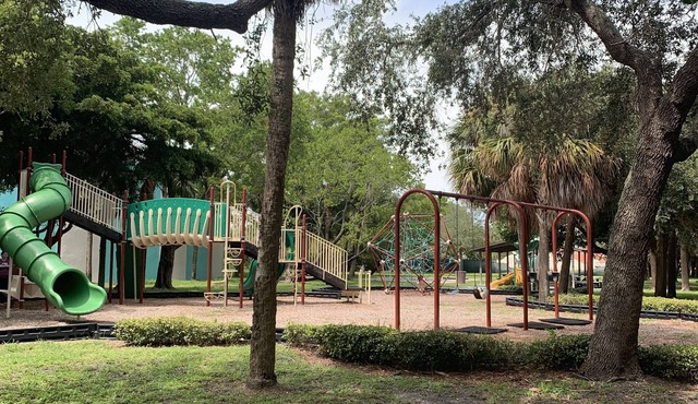 ST PETE BEACH, WALK TO BEACH, PUBS, RESTAURANTS, SHOPPING, CHILDRENS PARK