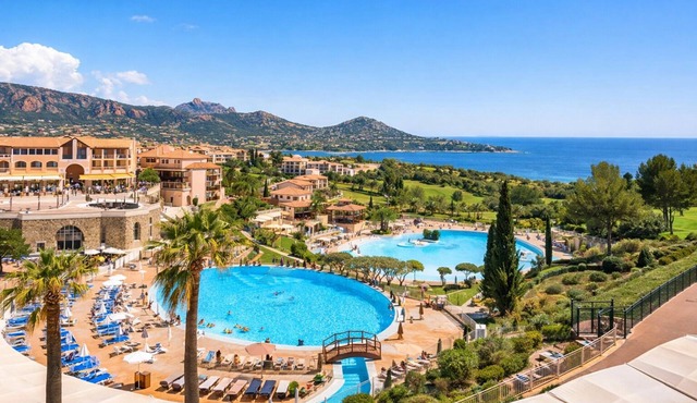 St Raphael Cap Esterel air-conditioned apartment garden parking access 5 swimming pools sea