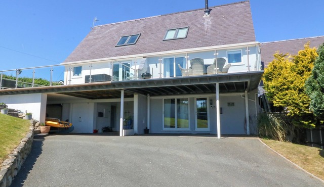 ST TUDWALS VIEW, pet friendly, country holiday cottage in Abersoch
