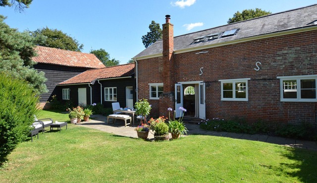 STABLE COTTAGE AT THE GROVE, GREAT GLEMHAM, with pool in Framlingham