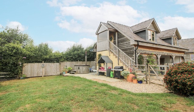 STABLE COTTAGE, pet friendly, character holiday cottage in Wentnor