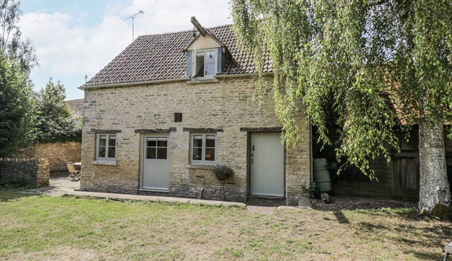 STABLE COTTAGE, pet friendly, with a garden in Sherston