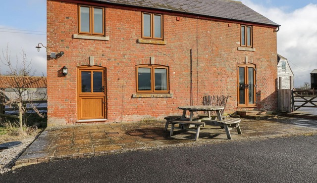 STABLES COTTAGE, pet friendly, character holiday cottage in Bowerhill