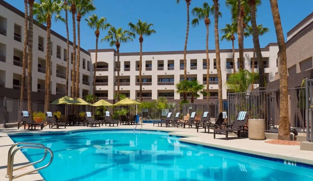 Standard 2 Queens at Hilton Phoenix Airport - Outdoor Pool & Hiking Options