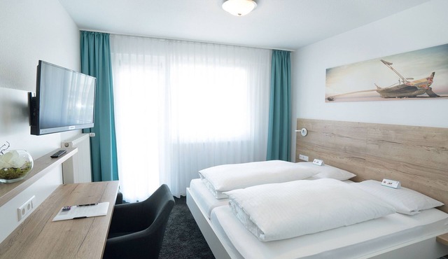 Standard double room, bath/shower and WC