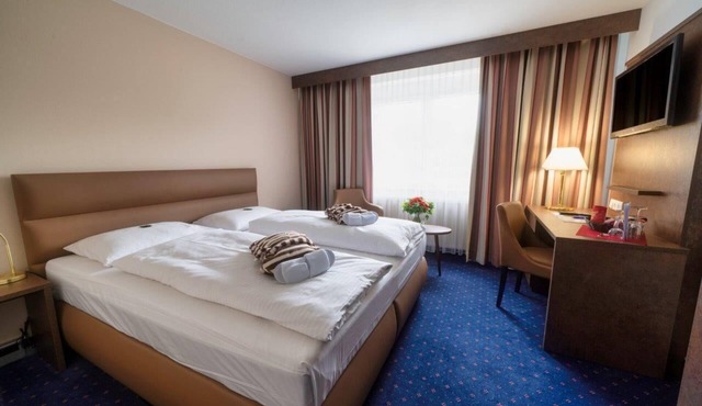 Standard double room facing the street