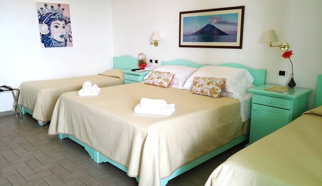 Standard Quadruple Room a few steps from the sea