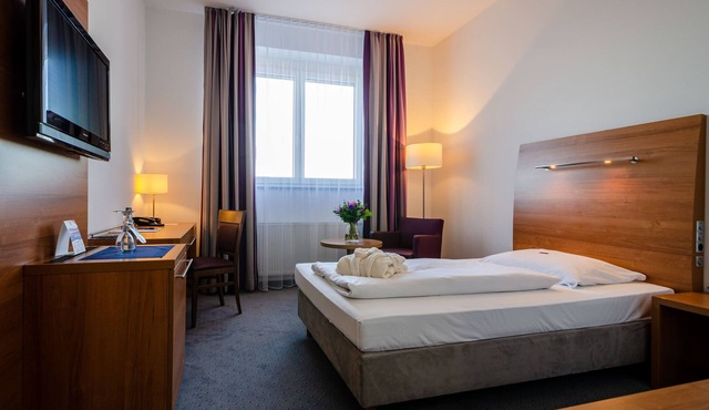 Standard single room facing the street