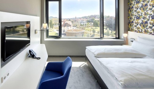 Standardzimmer Gold mit Panoramafenster und King Size Boxspringbett