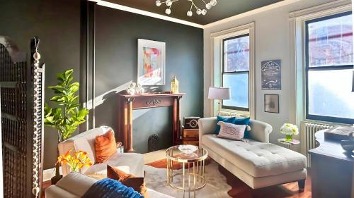 Star-Inspired 5BR Manor Sauna, Karaoke Sleeps 12