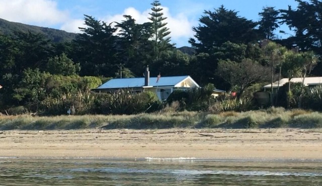 Starfish - special beach front retreat with wifi