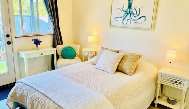 Starlight Studio in Arcata with Kitchenette, fenced yard, WIFI, & full bathroom