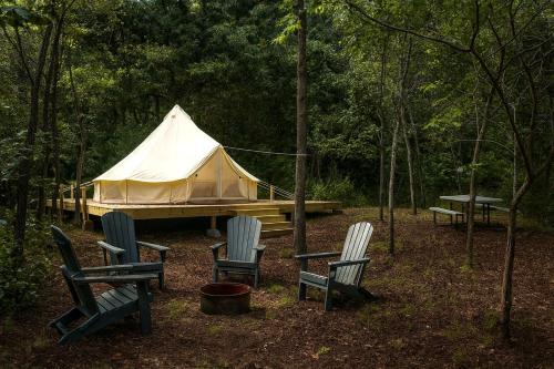Starlit Glamping Bell Tent Sanctuary Near Sinking Creek, Missouri
