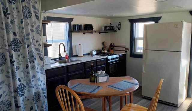 Starry Night Cabin 1-Bedroom with Loft and Mountain Views on US 93