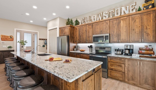 Start Your Yellowstone Story Here! | 1 mi to YNP | Perfect for Families & Groups