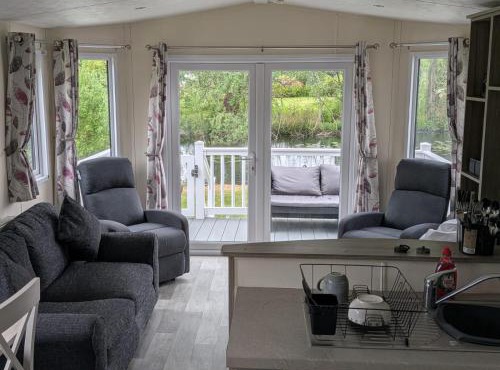 Static Caravan 2 Bed Sleeps 6 Overlooking Water