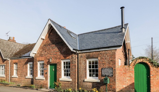 STATION MASTERS COTTAGE, pet friendly, with open fire in Blakedown