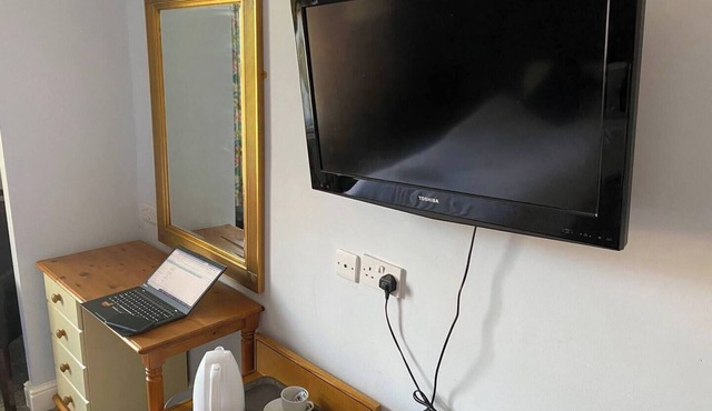 Station Road - Contemporary 1bedroom Flat with 2 single bed & ensuite bath