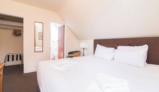 Station Road - Contemporary 1bedroom Flat with 1 super king bed & ensuite bath