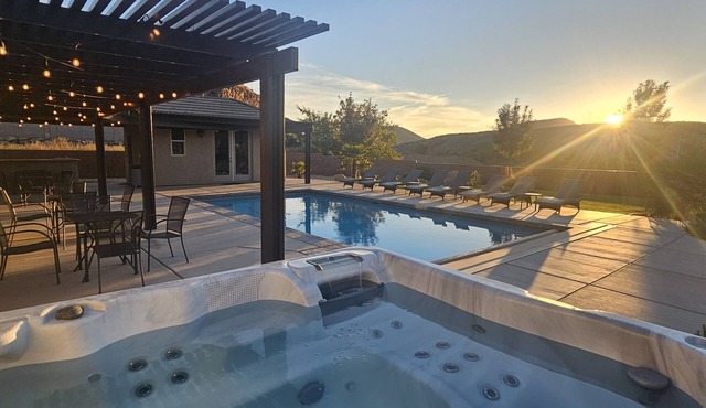 Stay at ZION ESCAPE LaVerkin! PRIVATE HOME with PRIVATE POOL and HOT TUB!