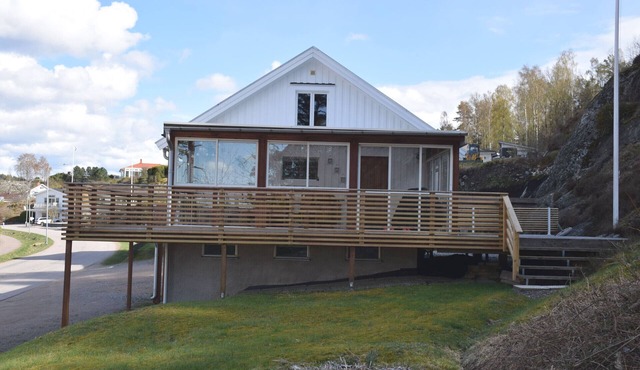 Stay central & close to the sea in Henån | SE09155