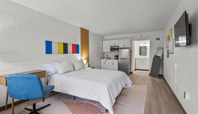 Stay Downtown, Free Gated Parking, Renovated Studio! 527