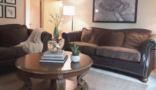 Stay in Lambeau's front yard! 3 short blocks from Lambeau Field