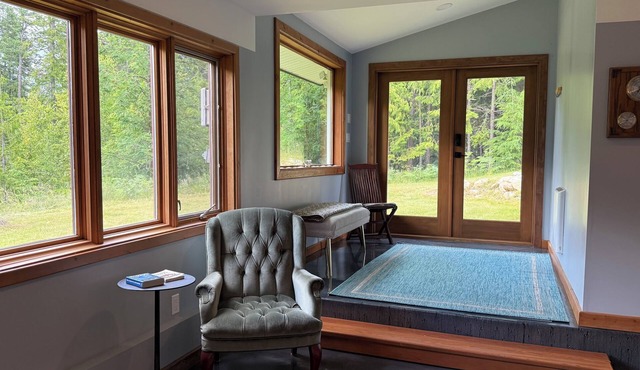 Stay in nature ~ Private estate with modern suite, creek and forest