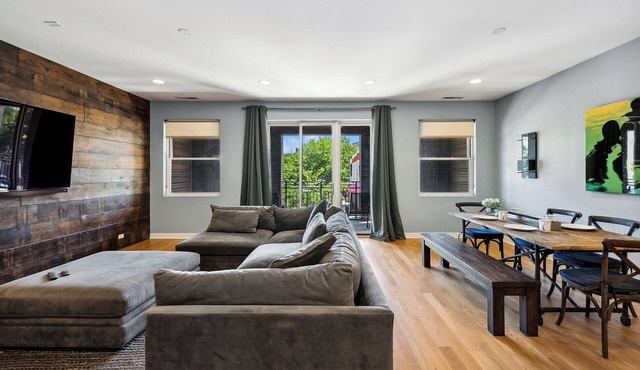 Stay in the heart of East Lakeview on Halsted!
