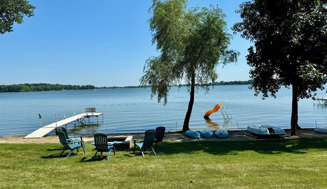 Stay in View of Madison: Beautiful, spacious home on Madison Lake