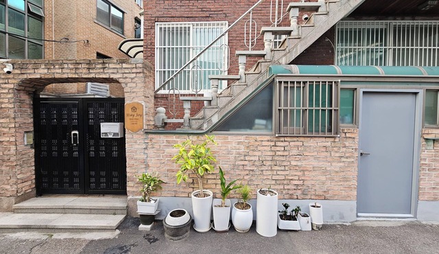 Stay JoyㅡSpacious HomeㅡWalk to Gyeongbokgung & BukchonㅡHeart of Seoul