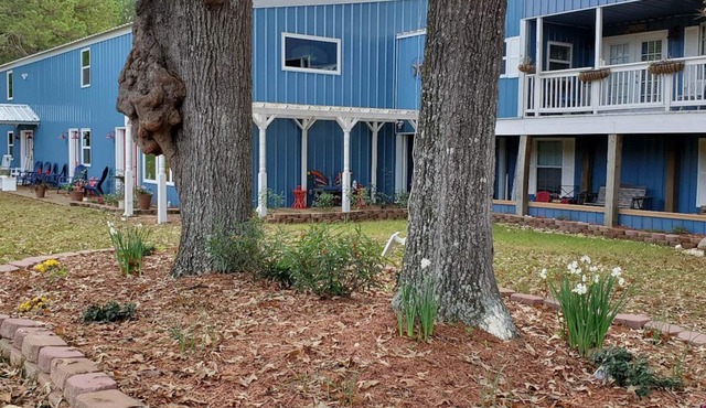 Stay 'n' Play Upstairs 2 Bedroom Apartment 1/4 mile from Houston County Lake