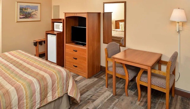 Stay Near St. Augustine Beach - 1.7 mi | Room w/Free Parking & Breakfast