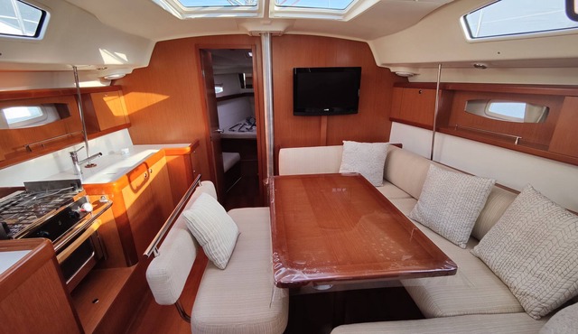 Stay on a boat while in annapolis for the shows.