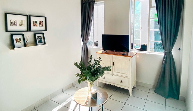 Stay on Main - Studio Apartment