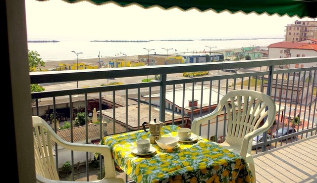 Stay on the beach! Large air-conditioned apartment with beautiful views