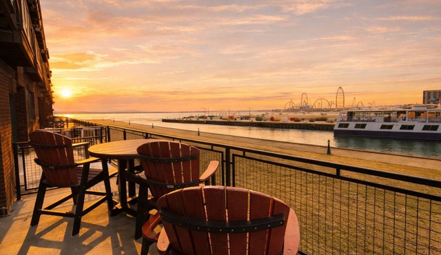 Stay On The Water! Spectacular View Cedar Point! Downtown Walk to Ferry Restaurants Bars