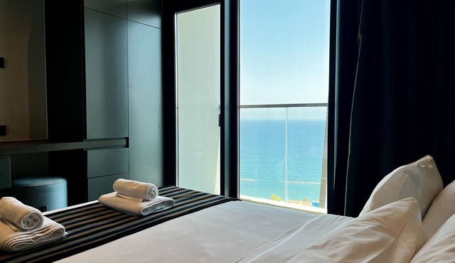 STAY ONLY Tower Suite 2002