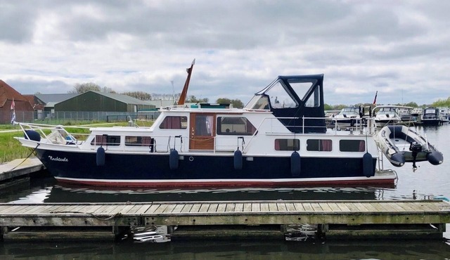 Stay with Maritime Flair on a Vintage Yacht