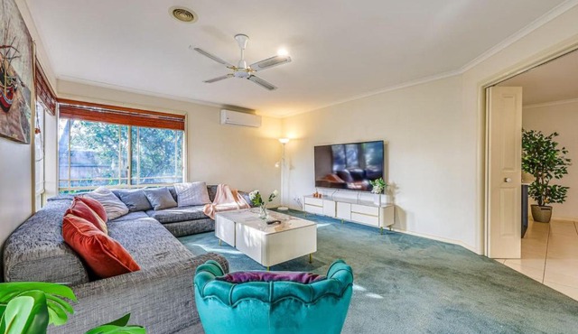 StayAU Family Retreat with Pool Table in Cranbourne