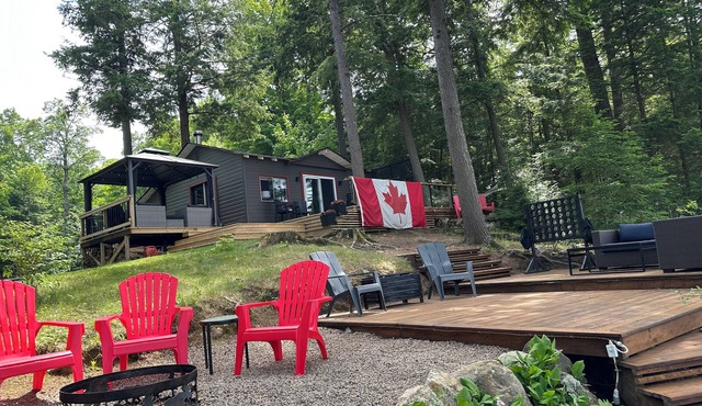 STAYCATION IN CANADA! Panoramic sunset, 6decks, 2docks & Gazebo. Book NOW!