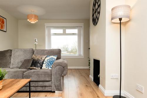 StayInFife - Central 3 Bedroom House in Glenrothes with Driveway, Parking, WIFI, Transport links to St Andrews and Edinburgh